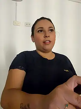 Snapshot of LizzRouse chatting on April 28, 2026, 8:02 pm LizzRouse online show from April 28, 2026, 8:02 pm