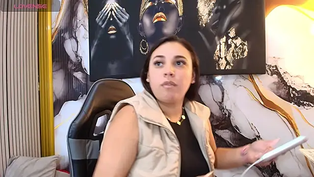 Snapshot of LizzRouse chatting on April 11, 2026, 4:43 pm LizzRouse online show from April 11, 2026, 4:43 pm