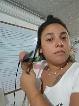 Snapshot of LizzRouse chatting on November 5, 2025, 7:28 pm LizzRouse online show from November 5, 2025, 7:28 pm