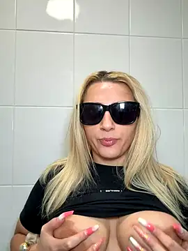 Snapshot of Strongqueen chatting on November 20, 2025, 7:03 pm Strongqueen online show from November 20, 2025, 7:03 pm