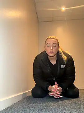 Snapshot of Strongqueen chatting on November 17, 2025, 10:47 pm Strongqueen online show from November 17, 2025, 10:47 pm