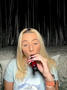 Snapshot of Strongqueen chatting on November 8, 2025, 8:12 pm Strongqueen online show from November 8, 2025, 8:12 pm