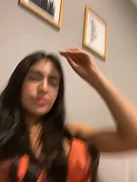 Snapshot of DaphneUwu chatting on April 9, 2026, 12:34 am DaphneUwu online show from April 9, 2026, 12:34 am