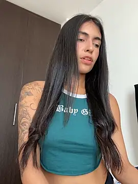 Snapshot of DaphneUwu chatting on April 19, 2026, 2:51 pm DaphneUwu online show from April 19, 2026, 2:51 pm