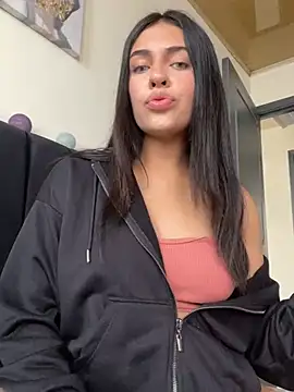 Snapshot of DaphneUwu chatting on December 23, 2024, 3:00 pm DaphneUwu online show from December 23, 2024, 3:00 pm