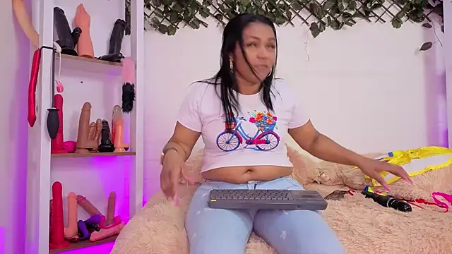 Snapshot of louise_nails chatting on June 19, 2026, 5:41 pm louise nails online show from June 19, 2026, 5:41 pm