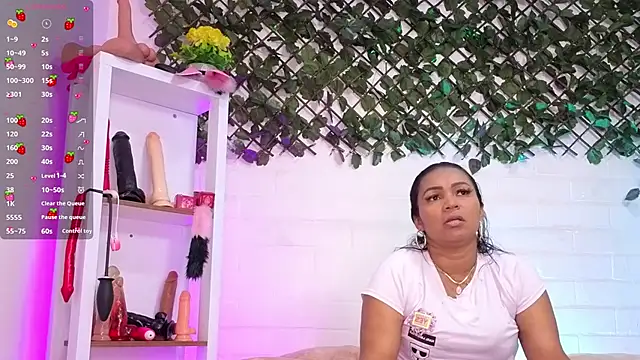 Snapshot of louise_nails chatting on July 9, 2026, 8:19 pm louise nails online show from July 9, 2026, 8:19 pm