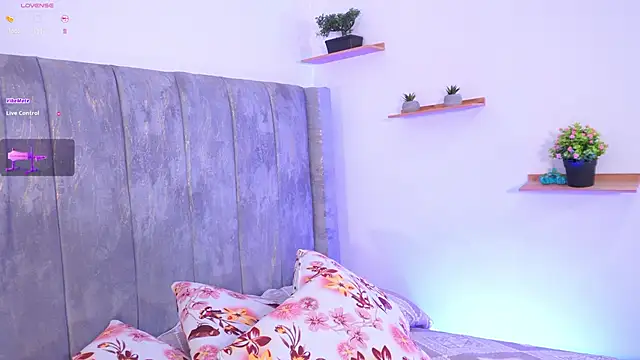Snapshot of lara_giraldo chatting on September 18, 2025, 12:52 pm lara giraldo online show from September 18, 2025, 12:52 pm