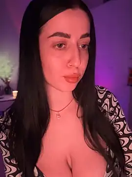 Snapshot of Emylia chatting on January 6, 2025, 11:30 pm Emylia online show from January 6, 2025, 11:30 pm