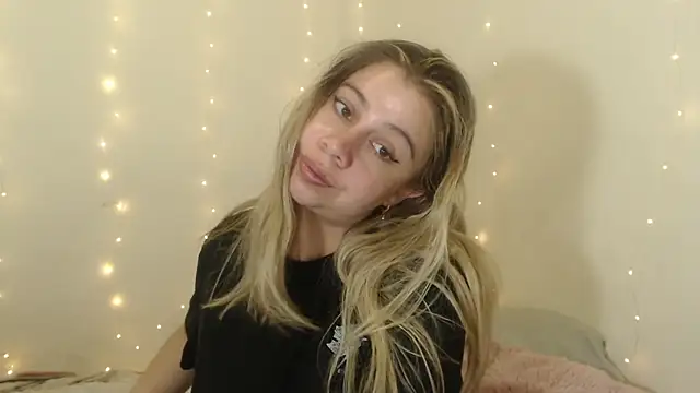 Snapshot of SweetSofty chatting on October 18, 2025, 9:17 pm SweetSofty online show from October 18, 2025, 9:17 pm