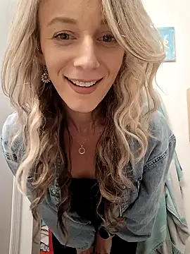 Snapshot of Heyitsmee33 chatting on March 11, 2025, 5:46 pm Heyitsmee33 online show from March 11, 2025, 5:46 pm