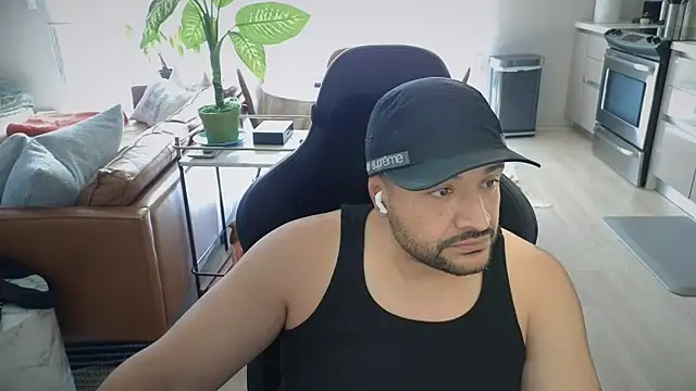 HungandThickLatin online show from November 25, 2025, 10:21 pm