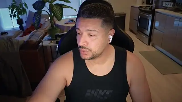 HungandThickLatin online show from September 27, 2025, 2:23 pm