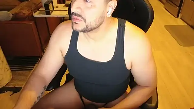 Snapshot of HungandThickLatin chatting on August 6, 2026, 3:23 am HungandThickLatin online show from August 6, 2026, 3:23 am
