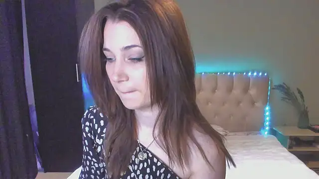 Snapshot of Carina_E chatting on May 13, 2026, 6:42 am Carina E online show from May 13, 2026, 6:42 am