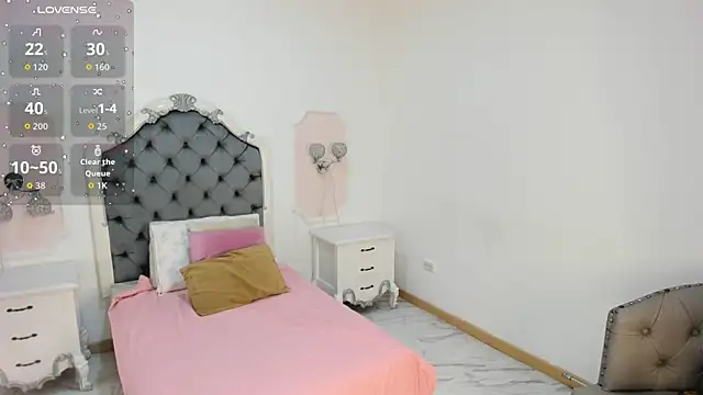 Snapshot of Valentina_Ross_ chatting on August 5, 2026, 12:32 pm Valentina Ross online show from August 5, 2026, 12:32 pm