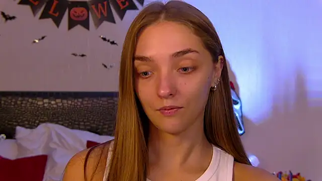 Snapshot of VirginieCruz chatting on October 28, 2025, 7:24 pm VirginieCruz online show from October 28, 2025, 7:24 pm