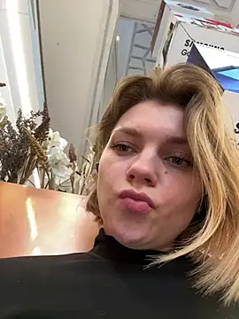 Snapshot of ValenciaShock chatting on March 19, 2026, 6:35 am ValenciaShock online show from March 19, 2026, 6:35 am