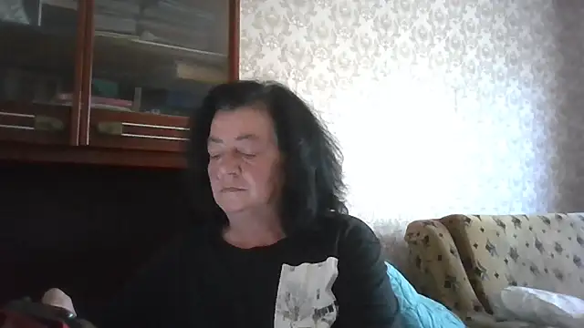 Snapshot of GypsiQueen2 chatting on July 1, 2026, 5:52 am GypsiQueen2 online show from July 1, 2026, 5:52 am