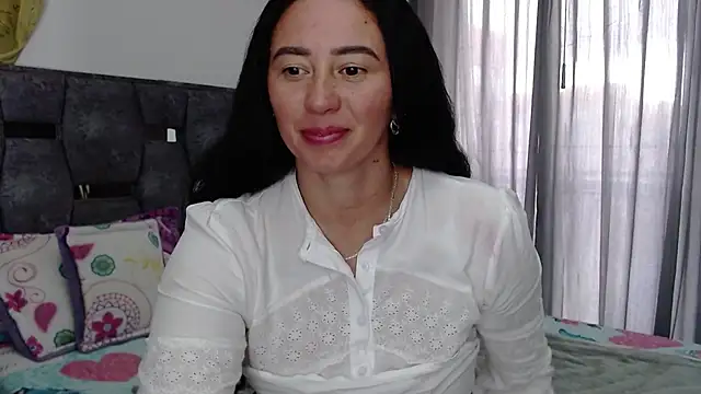 Snapshot of sara_hott_1 chatting on November 13, 2025, 5:06 pm sara hott 1 online show from November 13, 2025, 5:06 pm