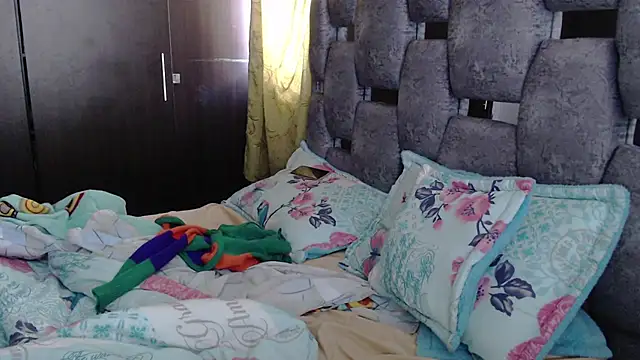 sara hott 1 online show from July 13, 2026, 1:43 pm