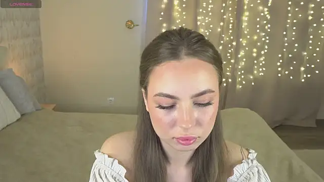 JackieMoonn online show from November 17, 2025, 8:18 am