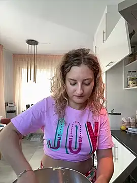 Snapshot of MileySummer chatting on December 14, 2025, 9:15 am MileySummer online show from December 14, 2025, 9:15 am