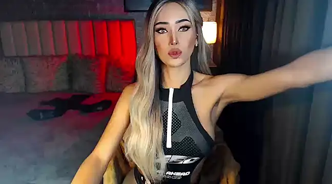 Snapshot of Miss_Amandaversace chatting on March 21, 2025, 10:28 pm Miss Amandaversace online show from March 21, 2025, 10:28 pm