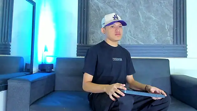 robertsmith 1 online show from December 5, 2025, 4:33 am