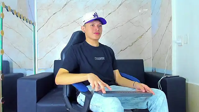 robertsmith 1 online show from November 16, 2025, 5:01 am