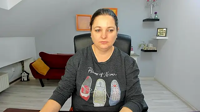 LollaGirl online show from February 3, 2026, 4:10 am