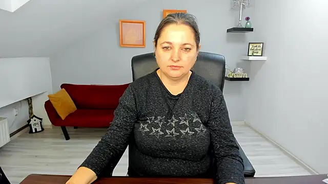 LollaGirl online show from December 15, 2025, 4:29 am