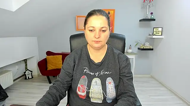 LollaGirl online show from December 23, 2025, 4:34 am