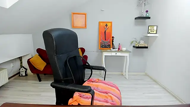 LollaGirl online show from February 9, 2026, 4:10 am