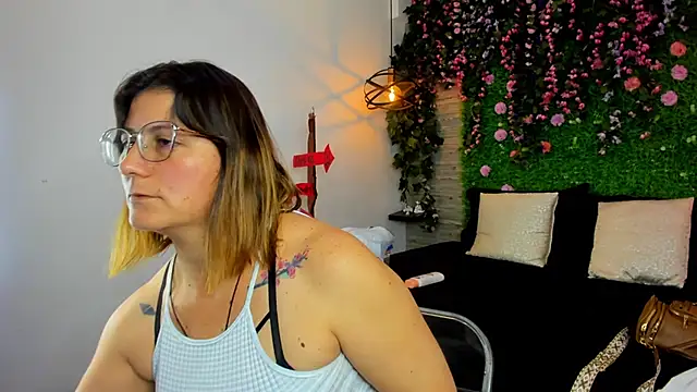 SarahDeyvis online show from November 8, 2025, 2:31 pm