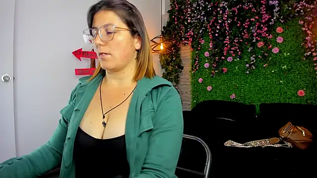 SarahDeyvis online show from November 4, 2025, 1:26 pm