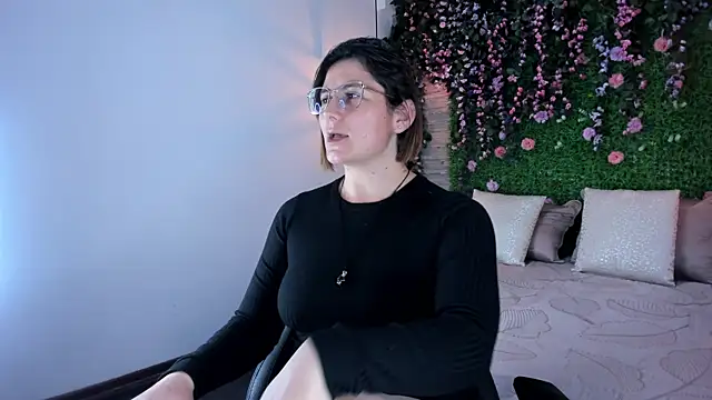 SarahDeyvis online show from December 2, 2025, 1:06 am