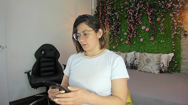 SarahDeyvis online show from March 11, 2026, 1:27 pm