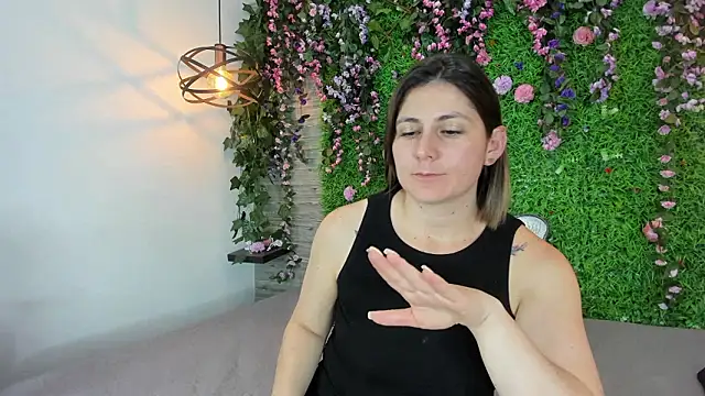 SarahDeyvis online show from March 10, 2026, 4:00 pm