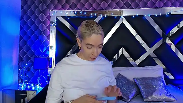 victoriaa lee  online show from February 23, 2026, 7:25 pm