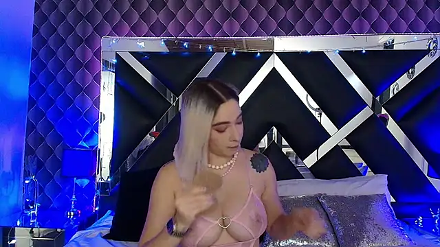 victoriaa lee  online show from June 14, 2026, 6:53 pm