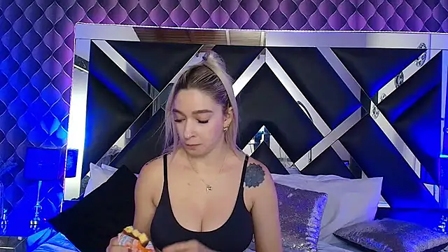 Snapshot of victoriaa_lee_ chatting on November 5, 2025, 12:25 am victoriaa lee online show from November 5, 2025, 12:25 am