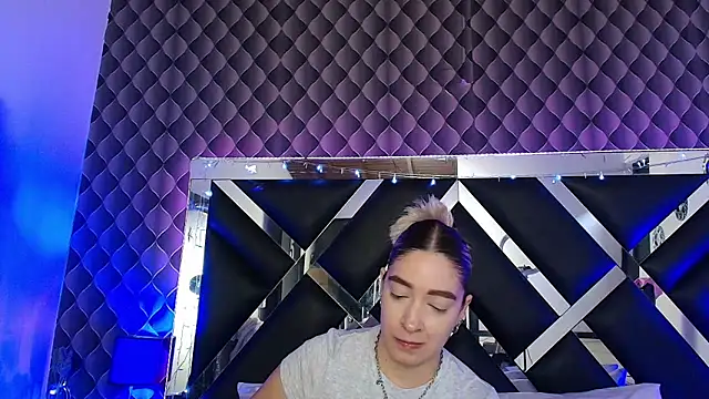 victoriaa lee  online show from June 19, 2026, 7:20 pm