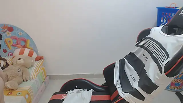 Valentina lara01 online show from February 5, 2026, 5:47 am