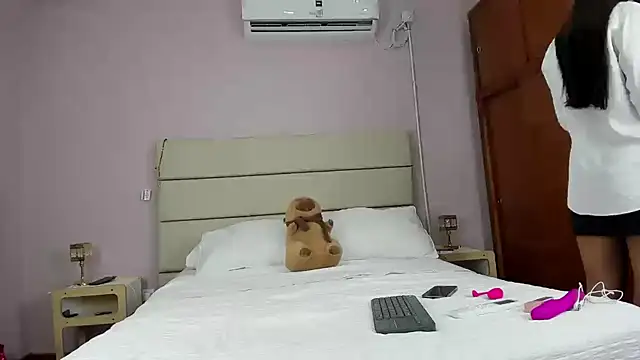 Aurora Vanir online show from March 13, 2025, 9:48 pm