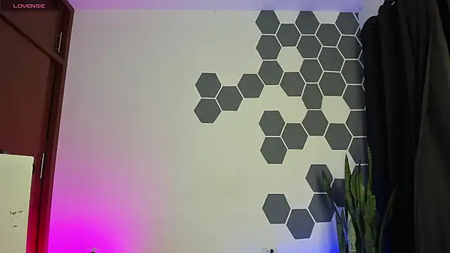Snapshot of LauraBonnet7 chatting on December 23, 2024, 8:44 am LauraBonnet7 online show from December 23, 2024, 8:44 am