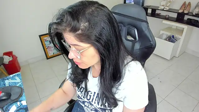 BellaFlaming online show from May 4, 2026, 10:40 am