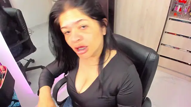 Snapshot of BellaFlaming chatting on July 2, 2026, 11:27 am BellaFlaming online show from July 2, 2026, 11:27 am