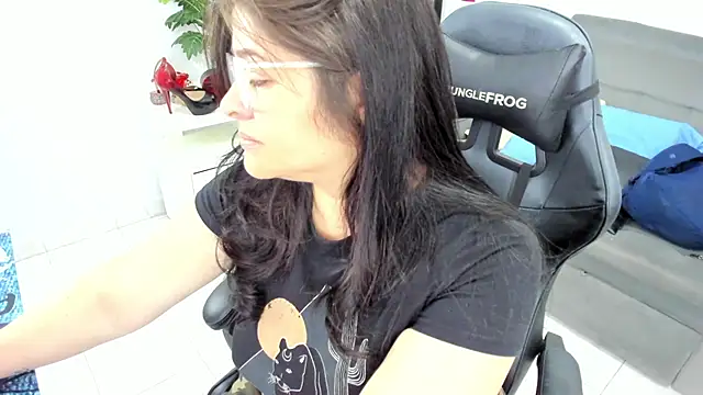 Snapshot of BellaFlaming chatting on February 25, 2025, 11:10 am BellaFlaming online show from February 25, 2025, 11:10 am