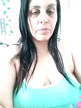 Snapshot of CRUELLAXX chatting on December 5, 2024, 6:17 pm CRUELLAXX online show from December 5, 2024, 6:17 pm